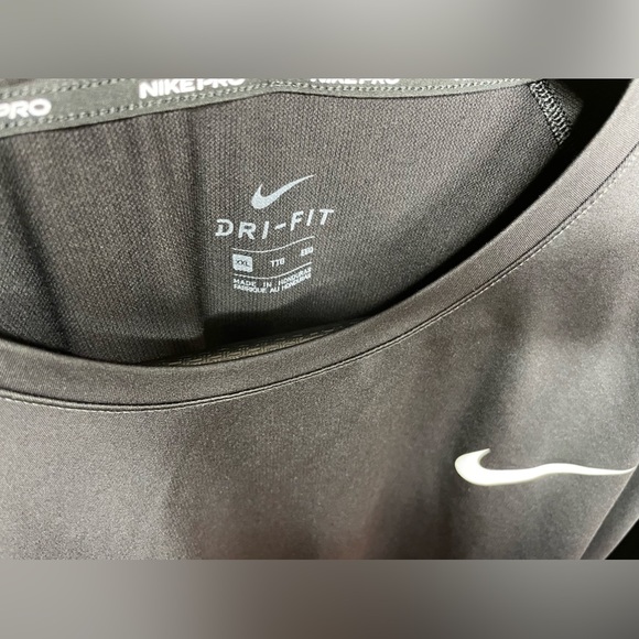 Beautiful Nike Pro T-Shirt - Picture 4 of 4